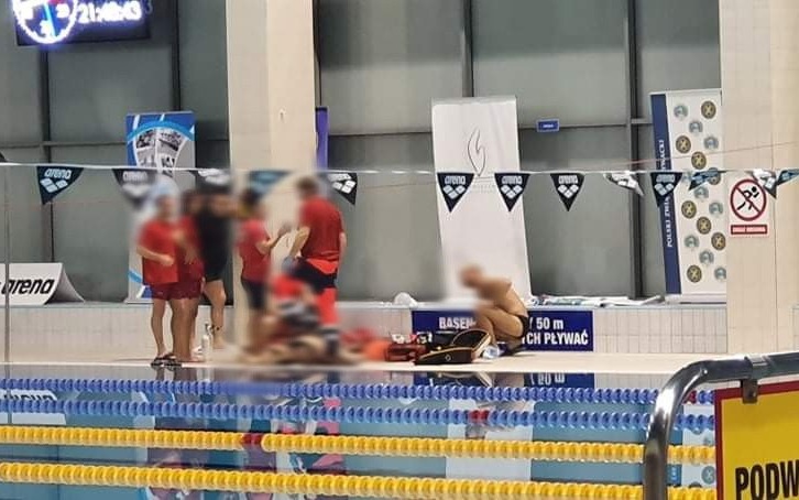 Horror na Oświęcimskim basenie. Trwa RKO mężczyzny – ZDJĘCIA!