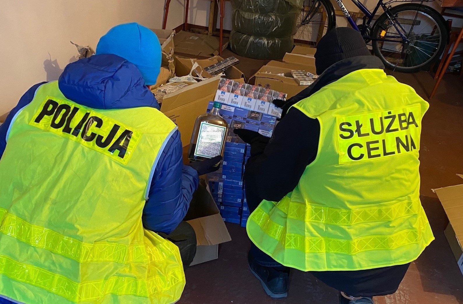 Oświęcim. Policjanci i celnicy zlikwidowali nielegalny biznes alkoholowo – tytoniowy