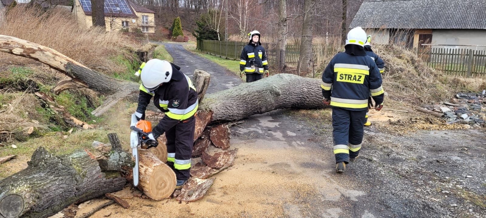 Strażacy usuwali skutki silnego wiatru w powiecie oświęcimskim – ZDJĘCIA!