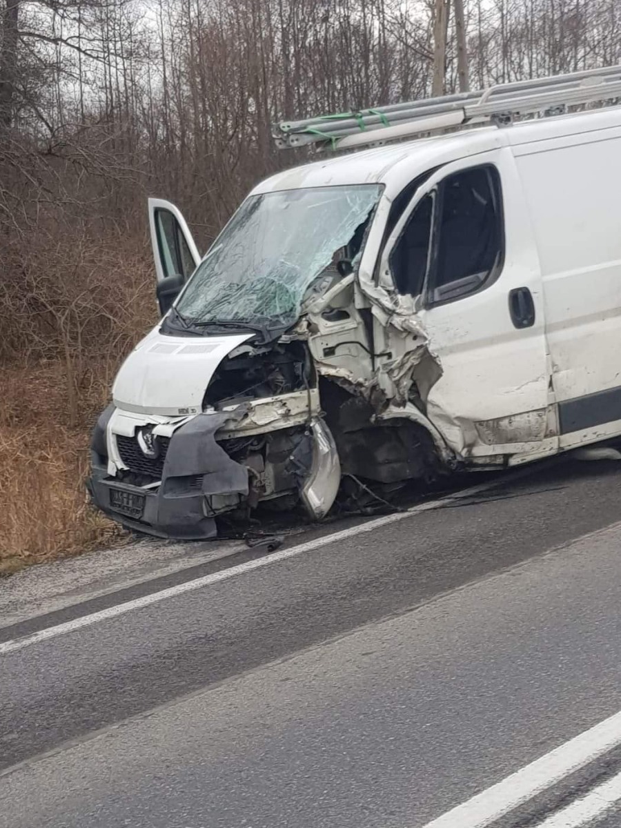 Poważny wypadek na DK28 w gminie Zator. Jedna osoba jest zakleszczona w pojeździe – ZDJĘCIA!
