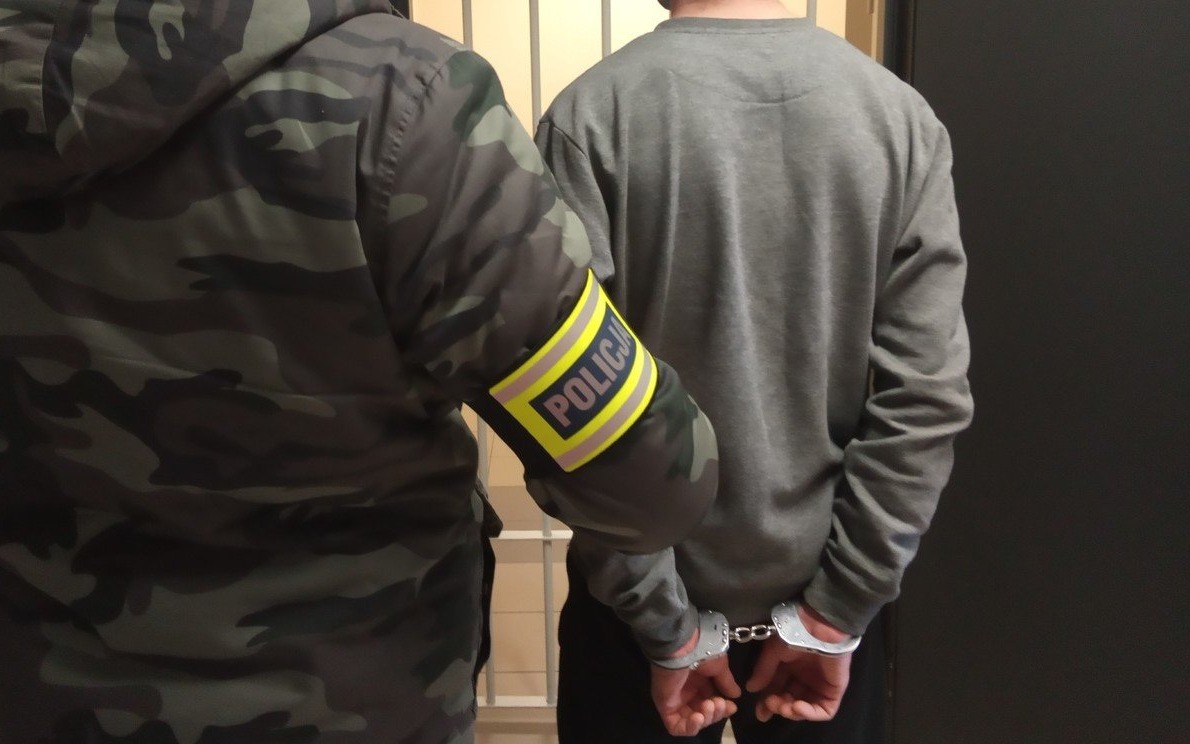 W kilku powiatach Małopolski ukradł kilkadziesiąt kratek i pokryw studzienek kanalizacyjnych