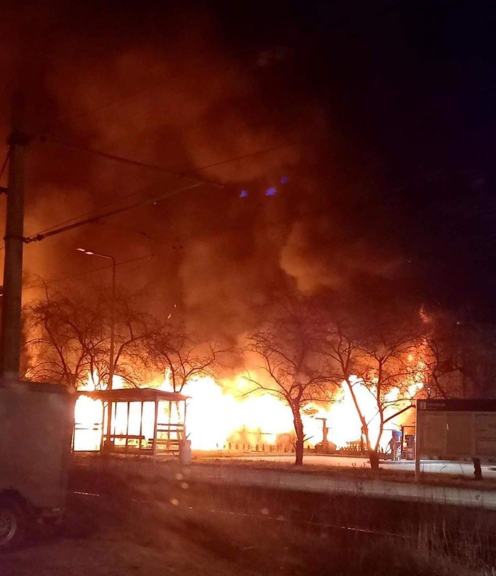 Płonie hala z makulaturą. Na miejsce dysponowane kolejne jednostki – ZDJĘCIA!