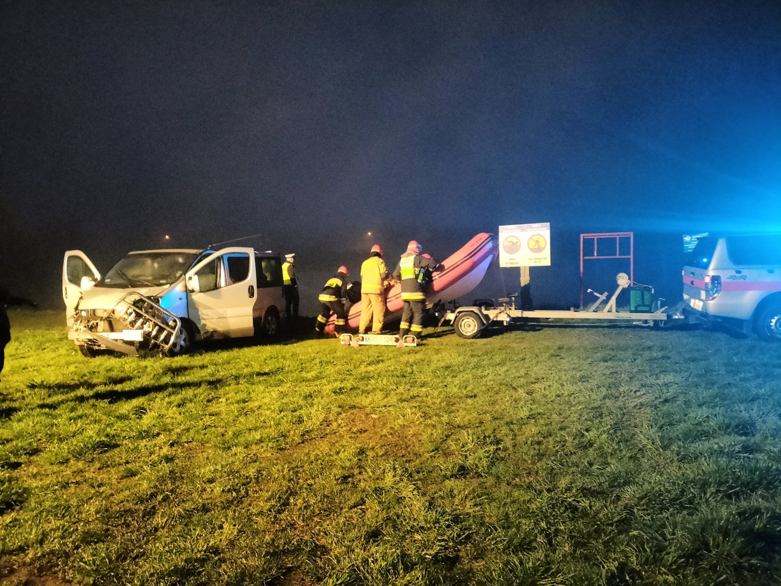 Tragedia w Oświęcimiu. Bus wpadł do jeziora Kruki. Jedna osoba nie żyje a dwie są ranne – ZDJĘCIA!