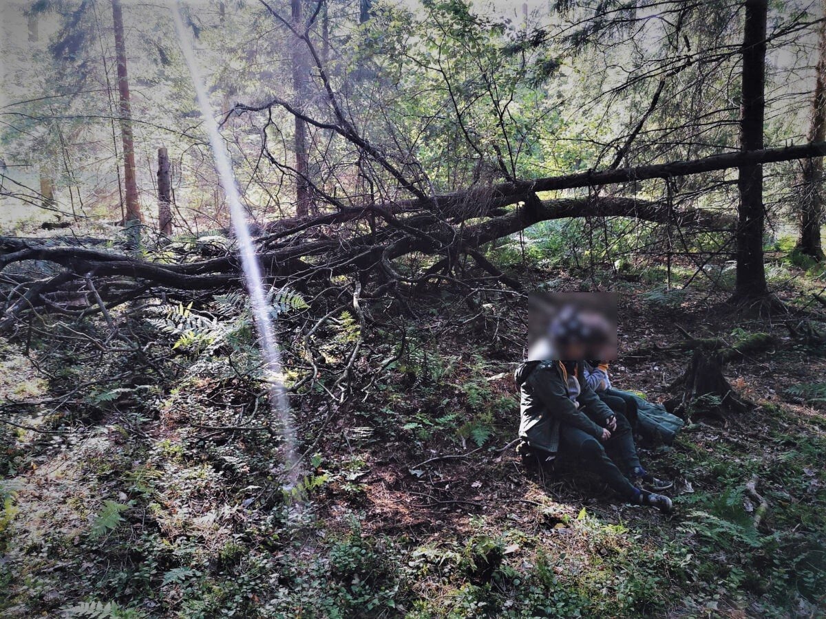 Ojciec porzucił dzieci w lesie. Ich płacz usłyszał policjant