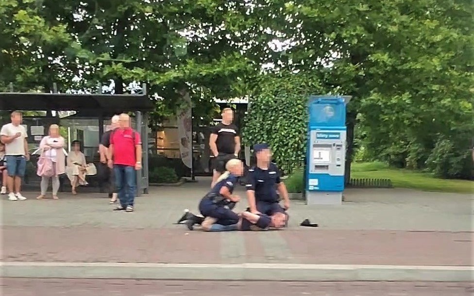 Policjanci podczas pościgu zatrzymali ulicznego agresora. Mężczyzna naruszył nietykalność funkcjonariuszy