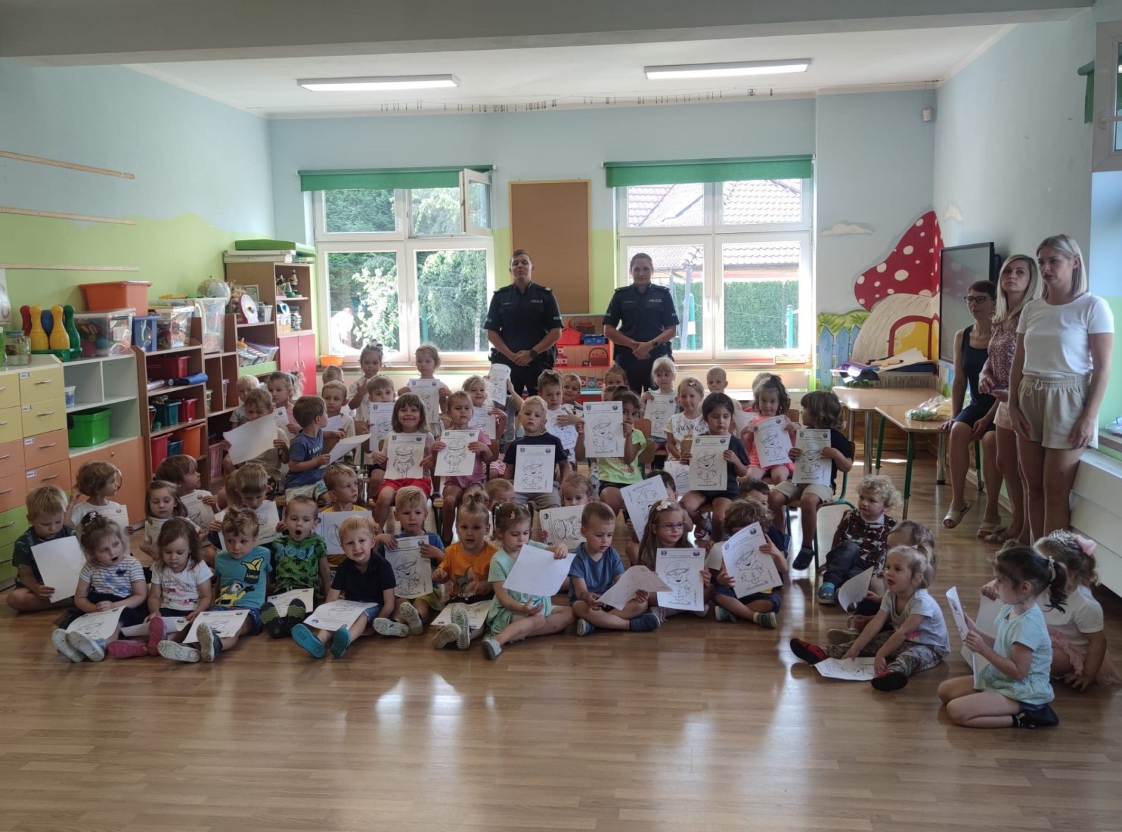 Pamiętajmy o bezpieczeństwie podczas letniego wypoczynku. Wakacyjne, profilaktyczne spotkanie z przedszkolakami z „Bajkowego Dworku”.