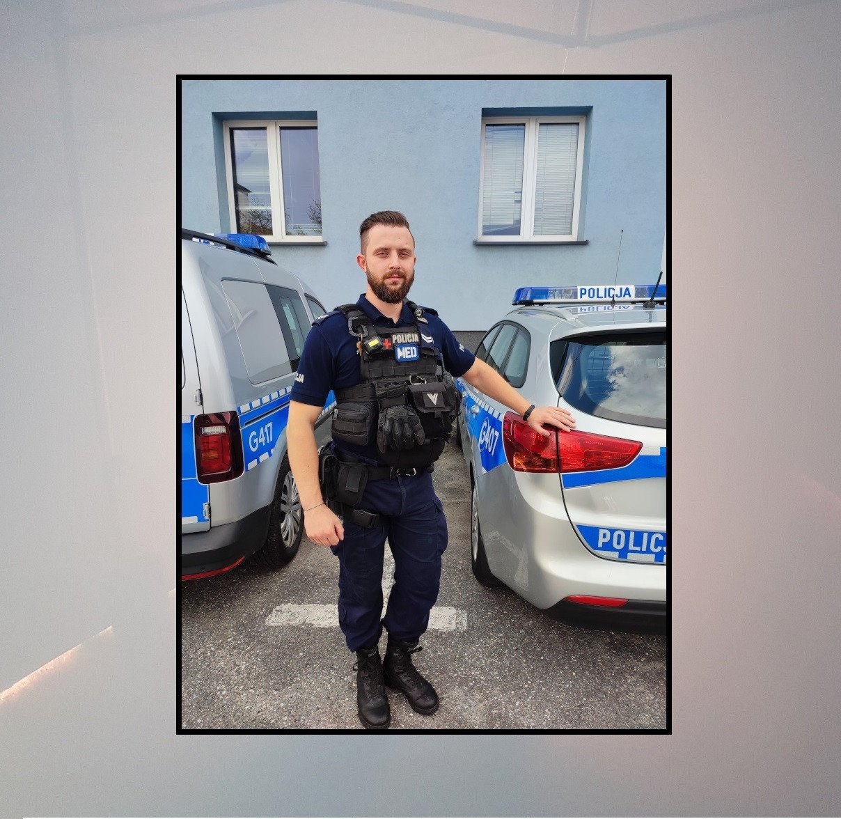 Policjanci odnaleźli dwóch mężczyzn i ewakuowali ich z zadymionego domu