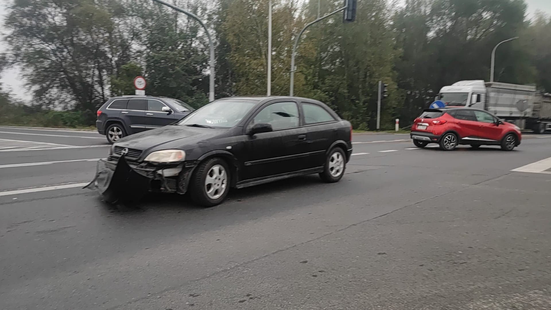 Kolizja drogowa z udziałem nietrzeźwego kierowcy posiadającego zakaz kierowania