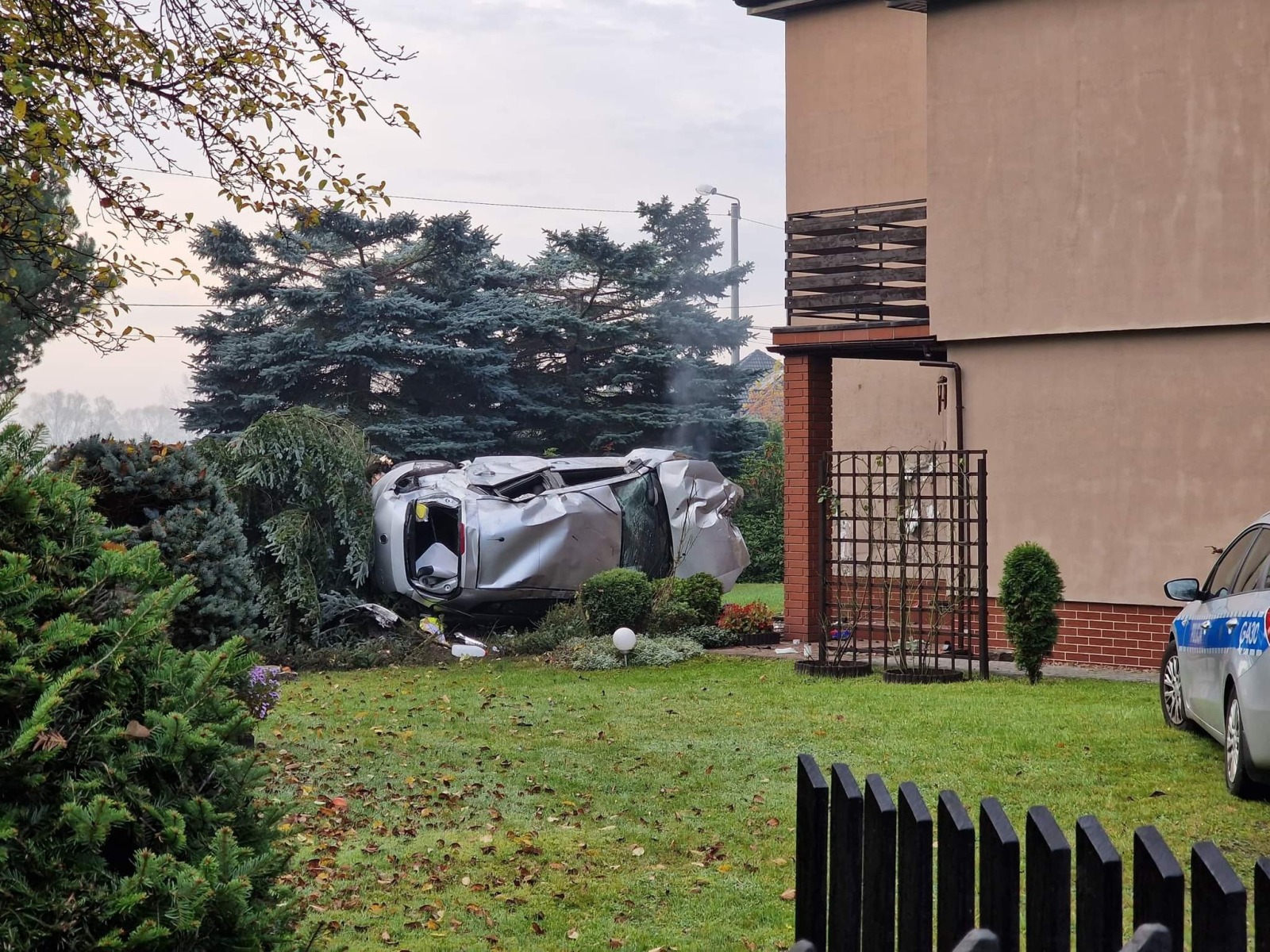 Poważny wypadek w gminie Chełmek. Samochód uderzył w dom – ZDJĘCIA!