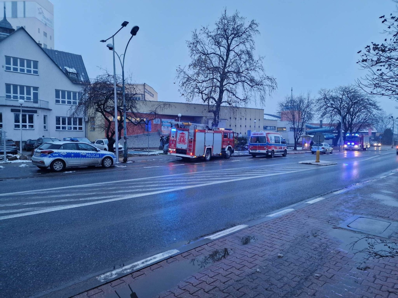 NZK na basenie w Brzeszczach. Trwa akcja ratownicza