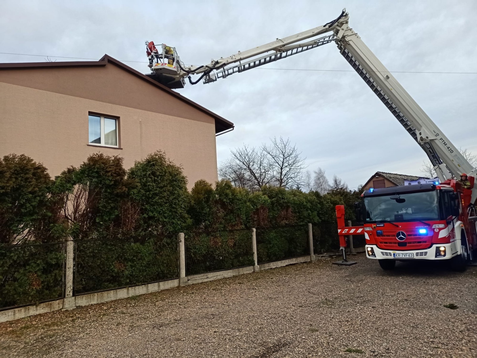 Silny wiatr i pierwsze pożary traw – pracowity poniedziałek strażaków z naszego powiatu