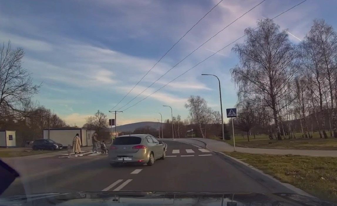 Pirat drogowy o mały włos nie potrącił rodziny na przejściu dla pieszych. Filmik!