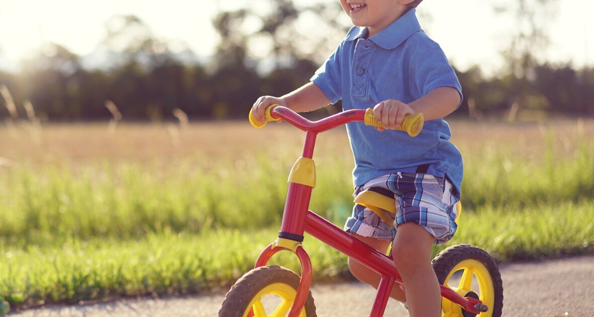 Trzylatek sam na rowerku biegowym. Podziękowania dla Pani Doroty, która się nim zaopiekowała