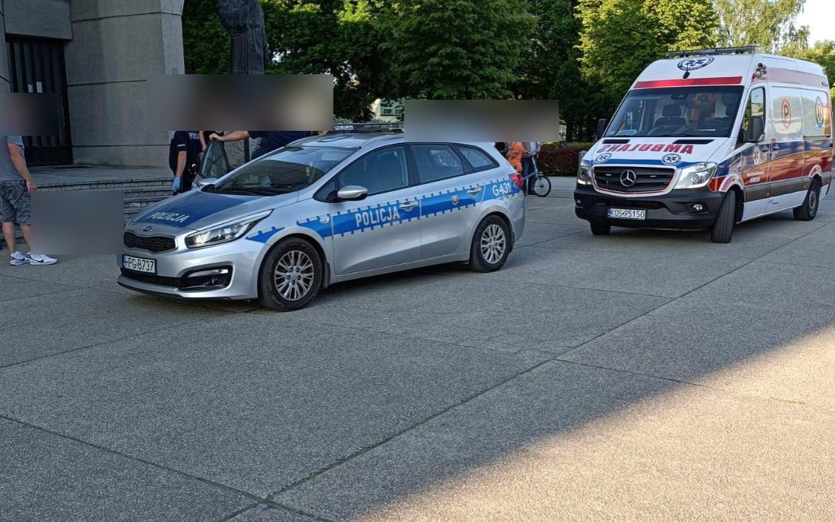 Młoda kobieta dokonała samookaleczenia przed Kościołem w Oświęcimiu – FOTO!
