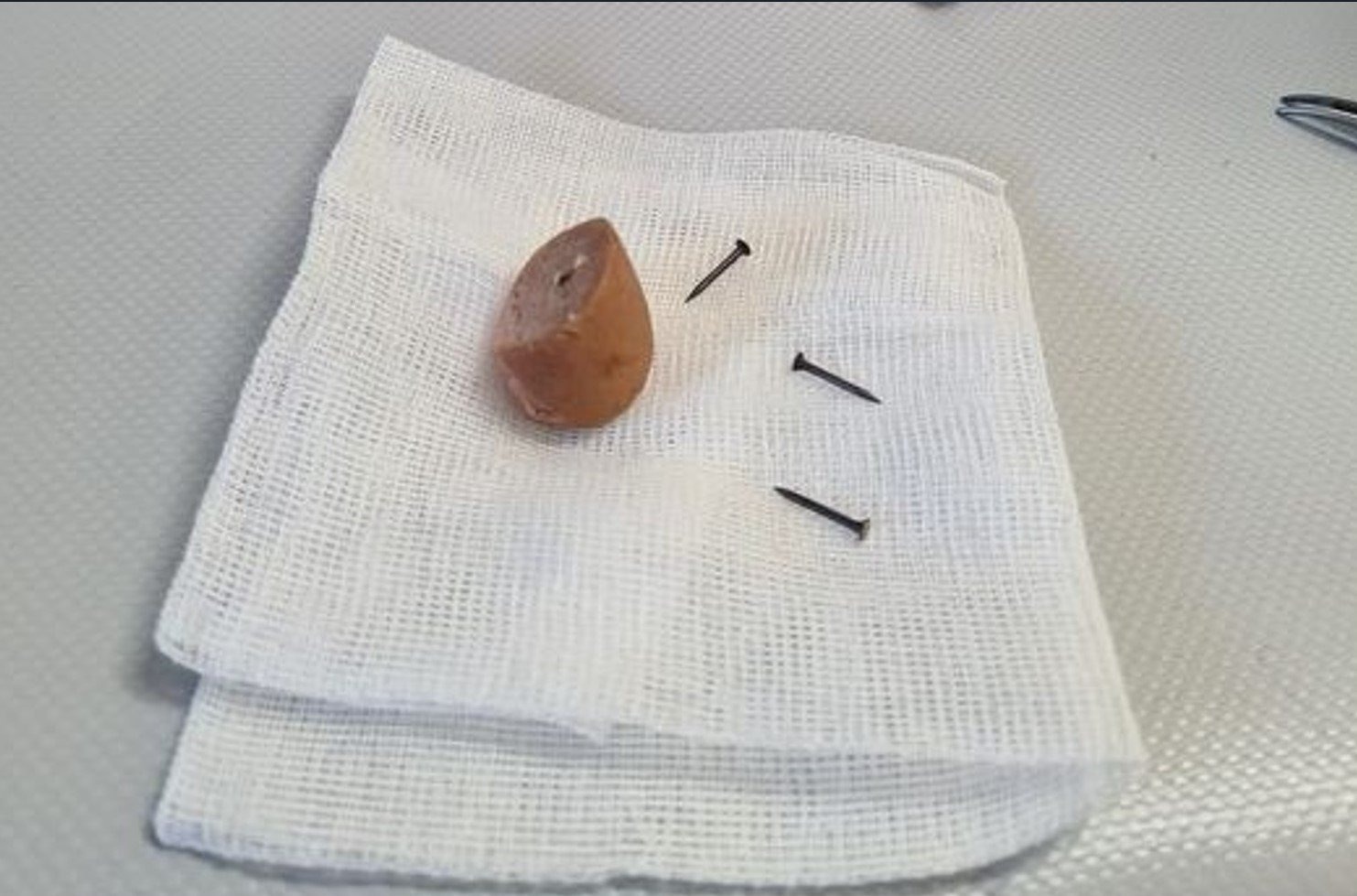 Policjanci poszukują sprawcy przestępstwa na szkodę zwierząt. Rozrzucił smaczki i parówki naszpikowane gwoździami