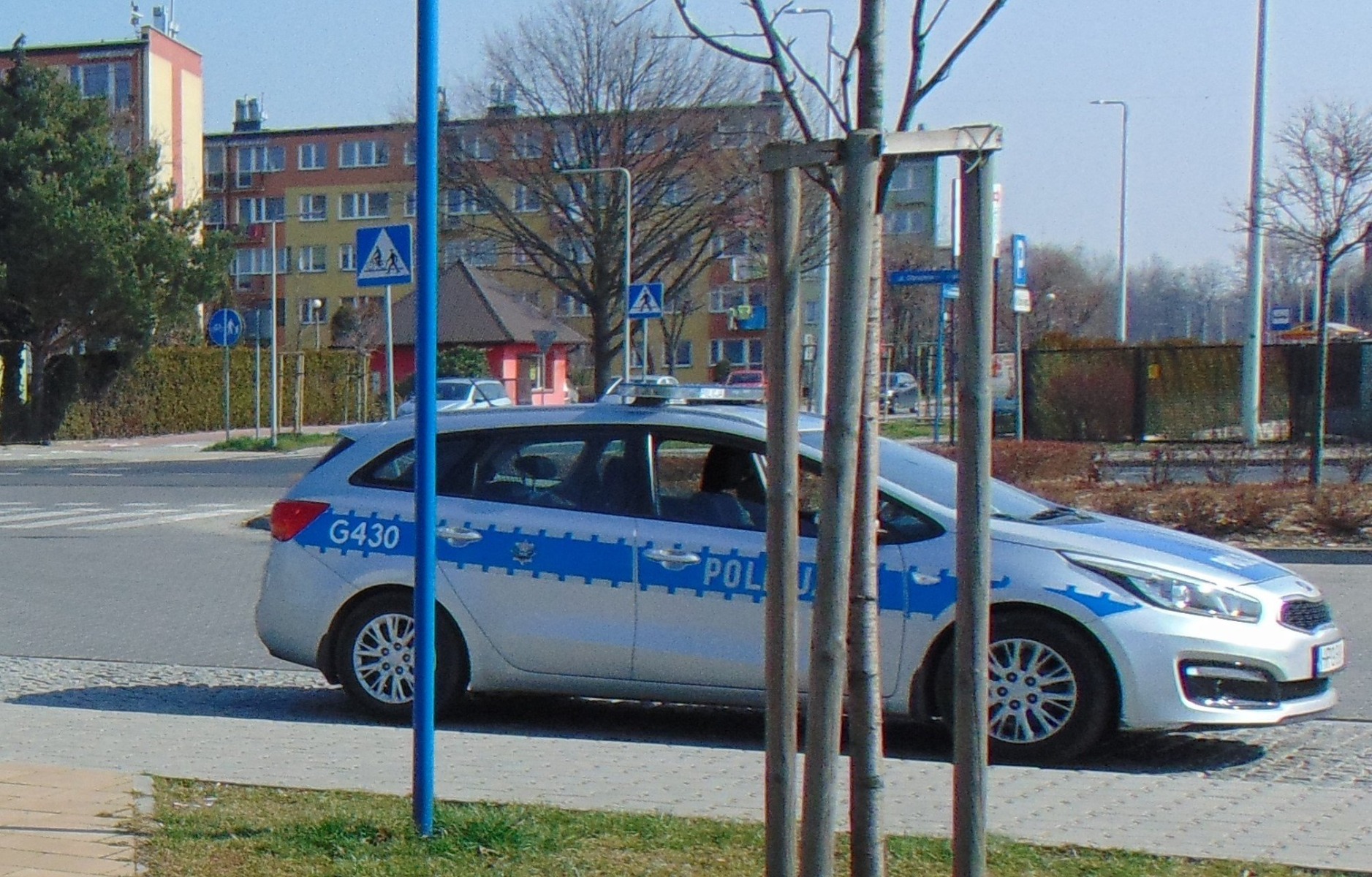 Miał pod opieką roczne dziecko i zasypiał na ławce przy placu zabaw