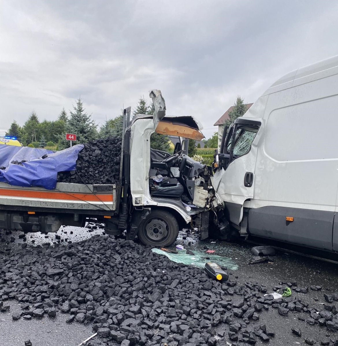 Wypadek we Włosienicy. Ponad 7 ton węgla na samochodzie o DMC 3,5 tony – FOTO!