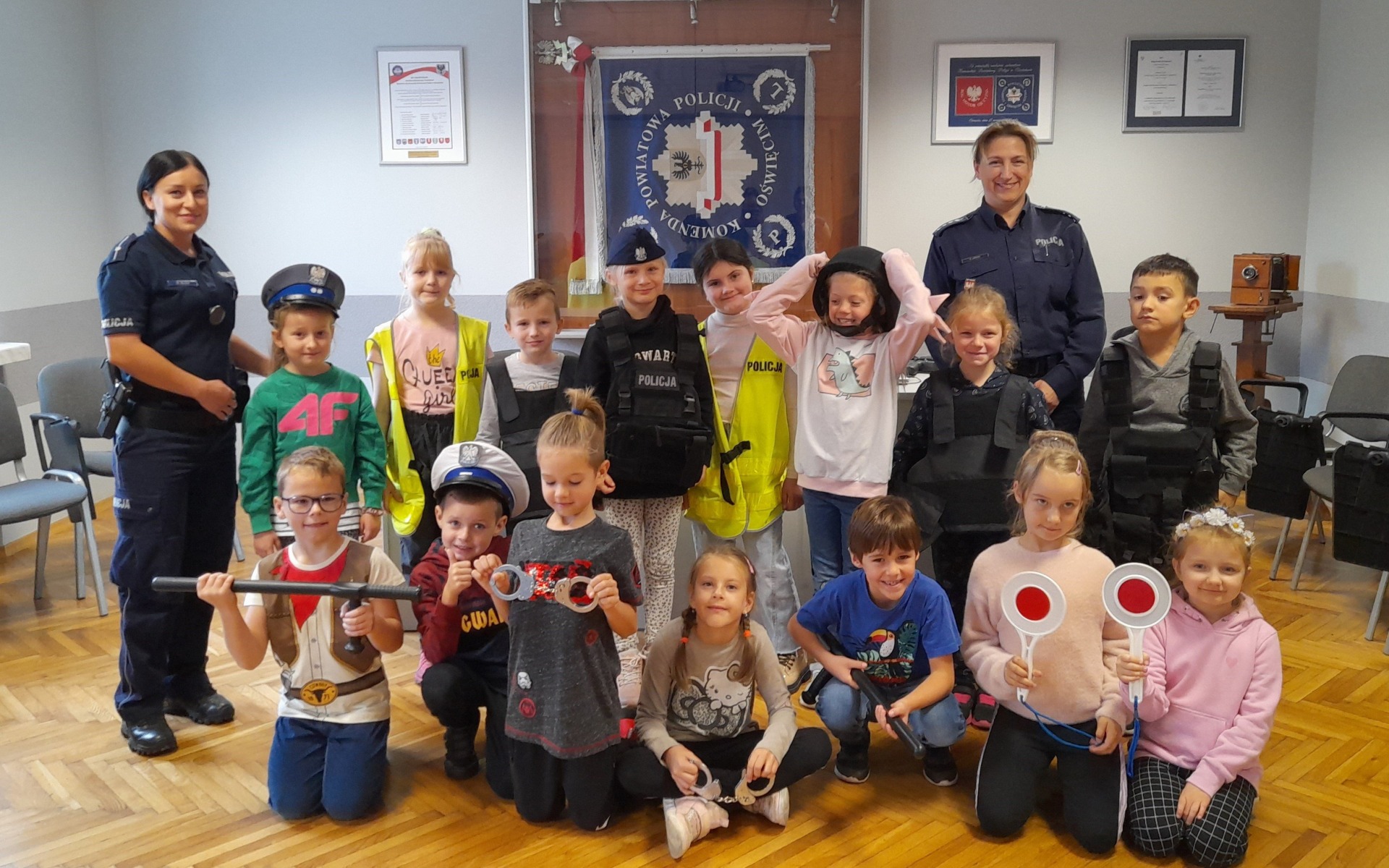 Pierwszoklasiści z Brzezinki zapoznawali się z zasadami bezpieczeństwa oraz policyjną służbą