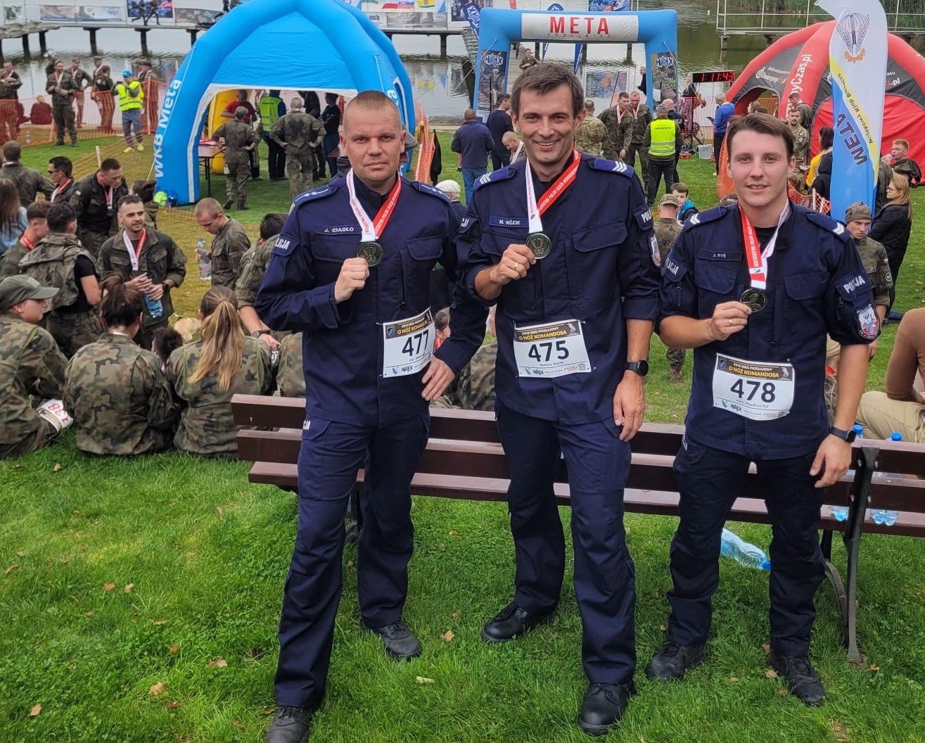 Trzech policjantów reprezentujących oświęcimską komendę i Komisariat Policji w Brzeszczach, na mecie Mistrzostw Polski Służb Mundurowych w Crossie