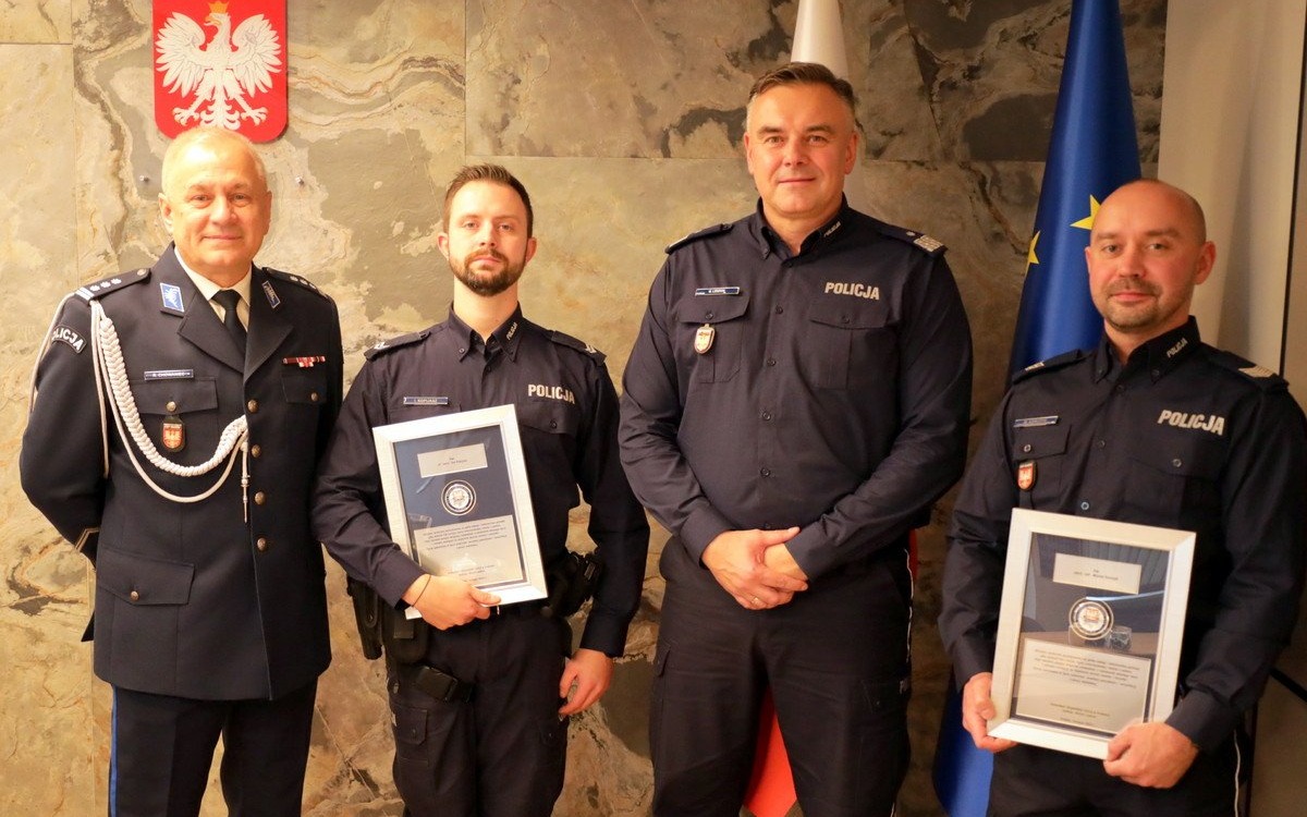 Policyjny ,,Spider-man” i jego ,,pomocnik” otrzymali gratulacje od Komendanta Wojewódzkiego Policji