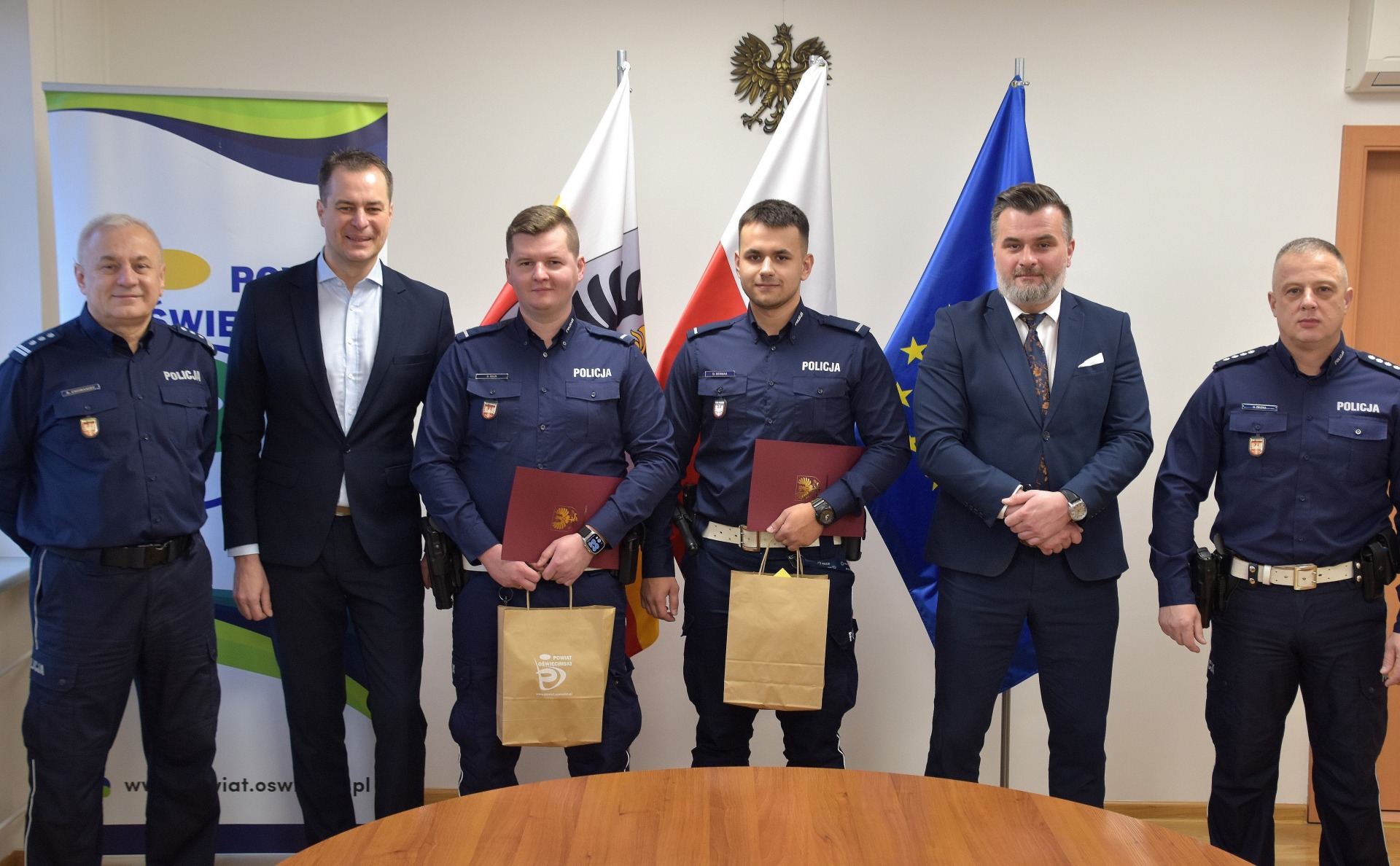 Starosta oświęcimski podziękował policjantom za uratowanie życia seniorowi