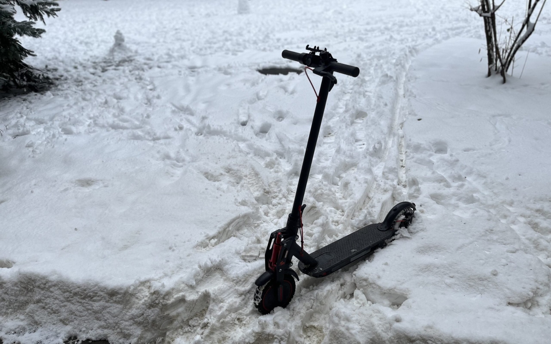 Nietypowy zakład 12-latka. Do szkoły przyjechał na hulajnodze w spodenkach i klapkach