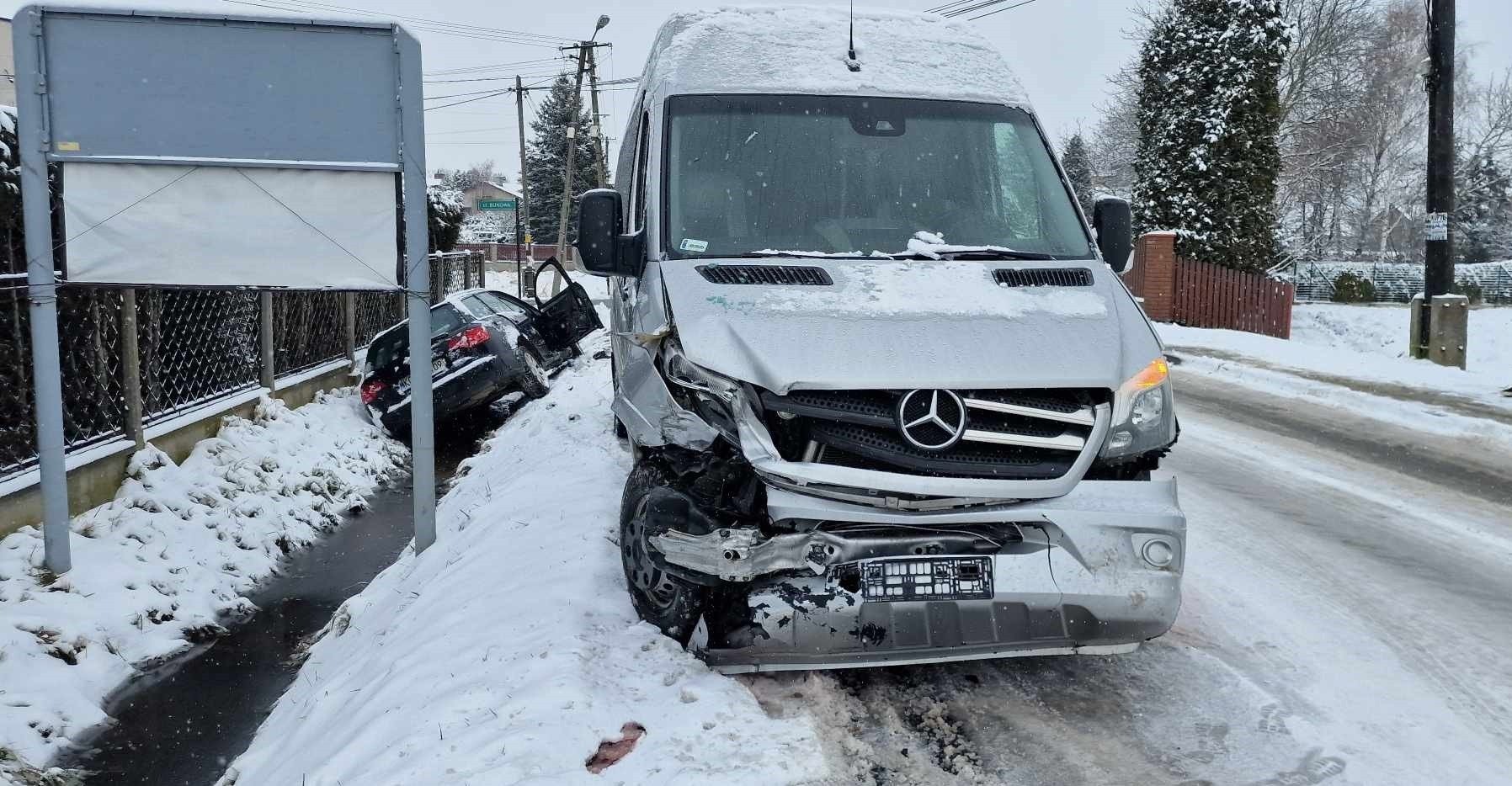 Zderzenie busa z osobówką w Brzezince – ZDJĘCIA!