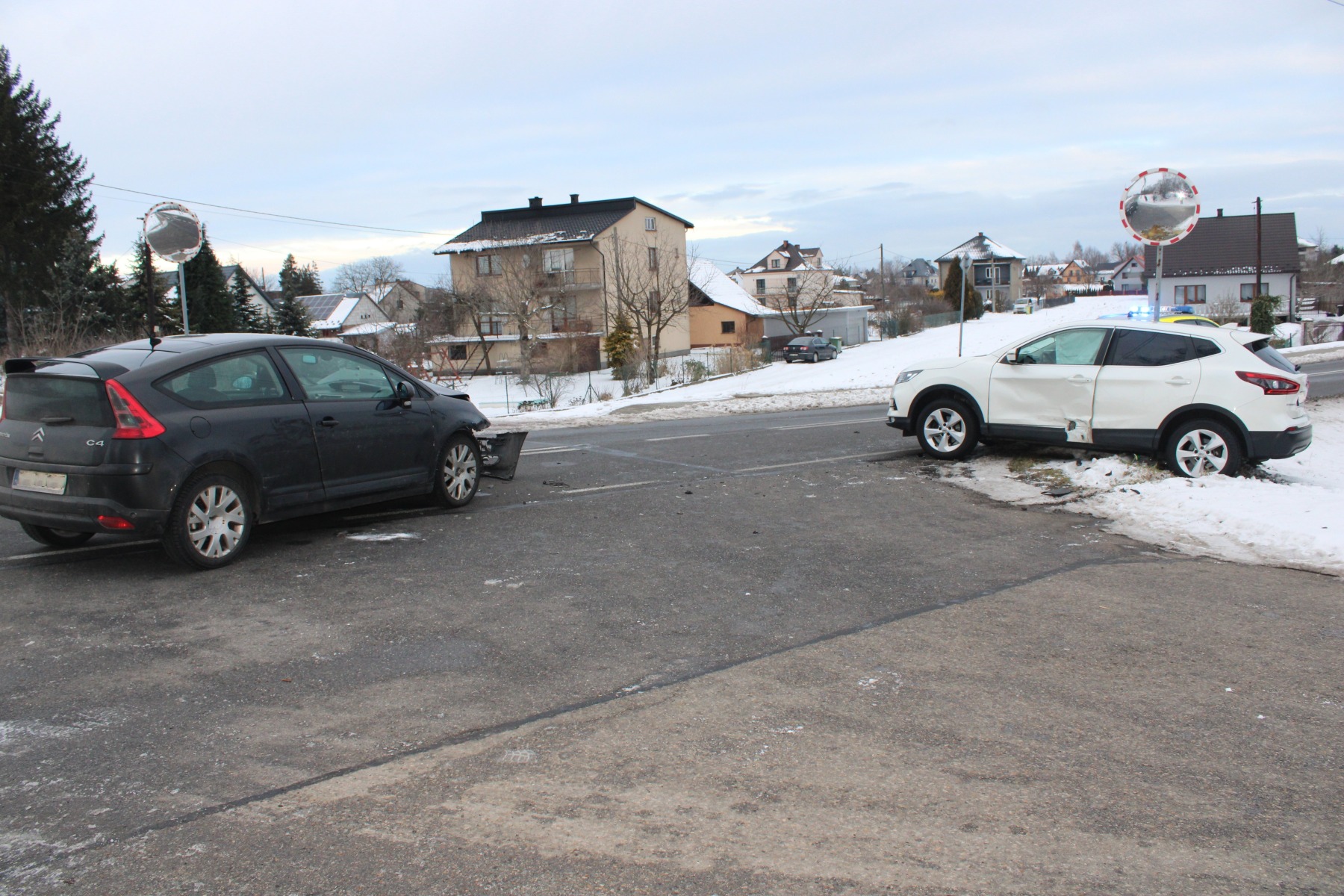 Zderzenie dwóch samochodów osobowych w Podolszu