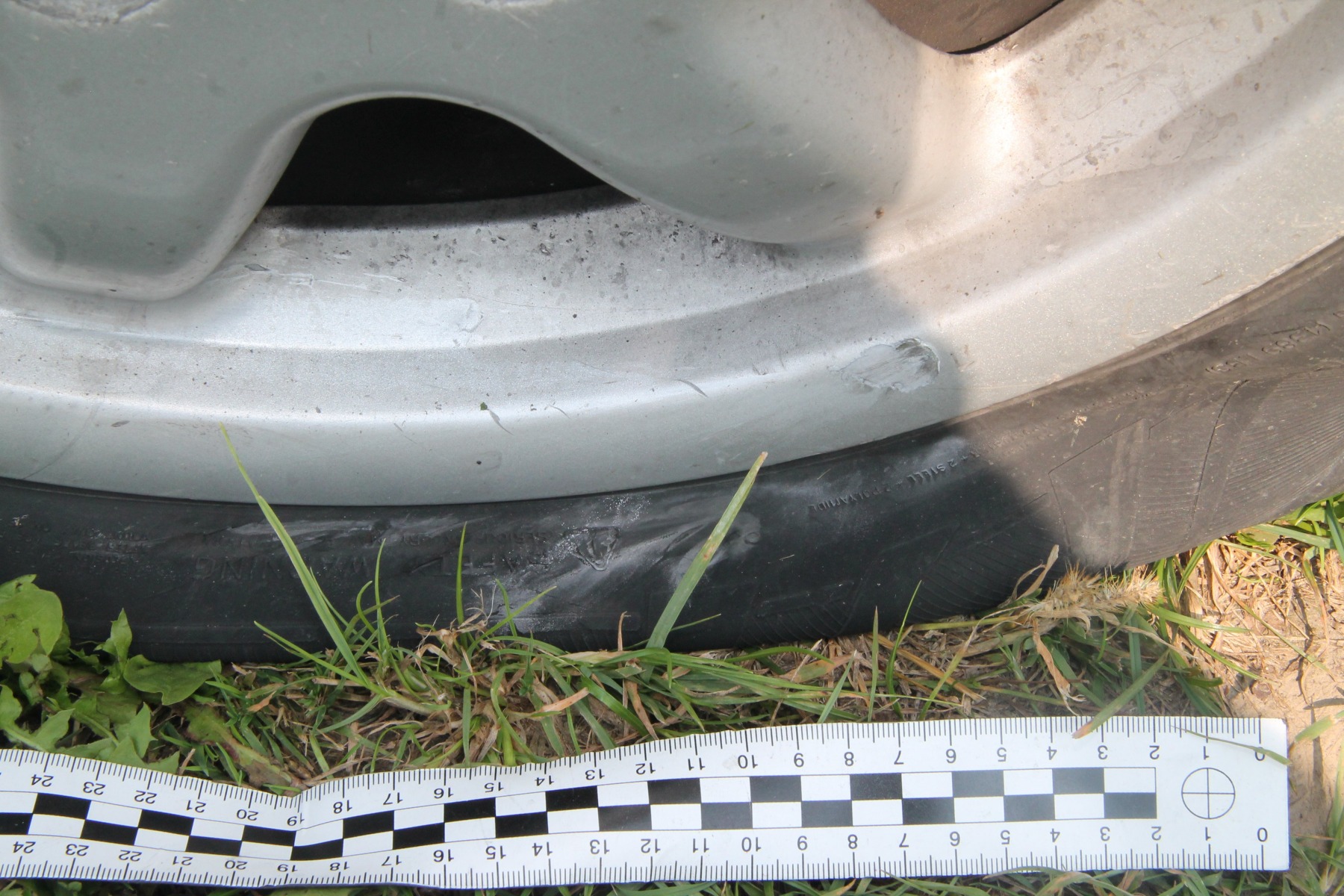 Zarzuty dla chuligana, który uszkodził opony w kilku samochodach