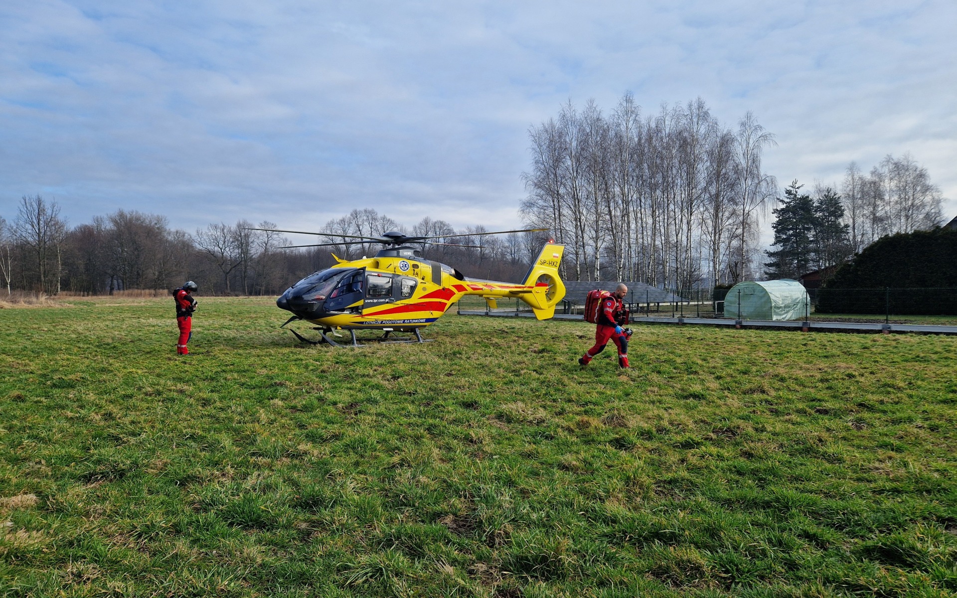 Kobieta w hipotermii odnaleziona przez mieszkańców. Interweniował śmigłowiec LPR – ZDJĘCIA!
