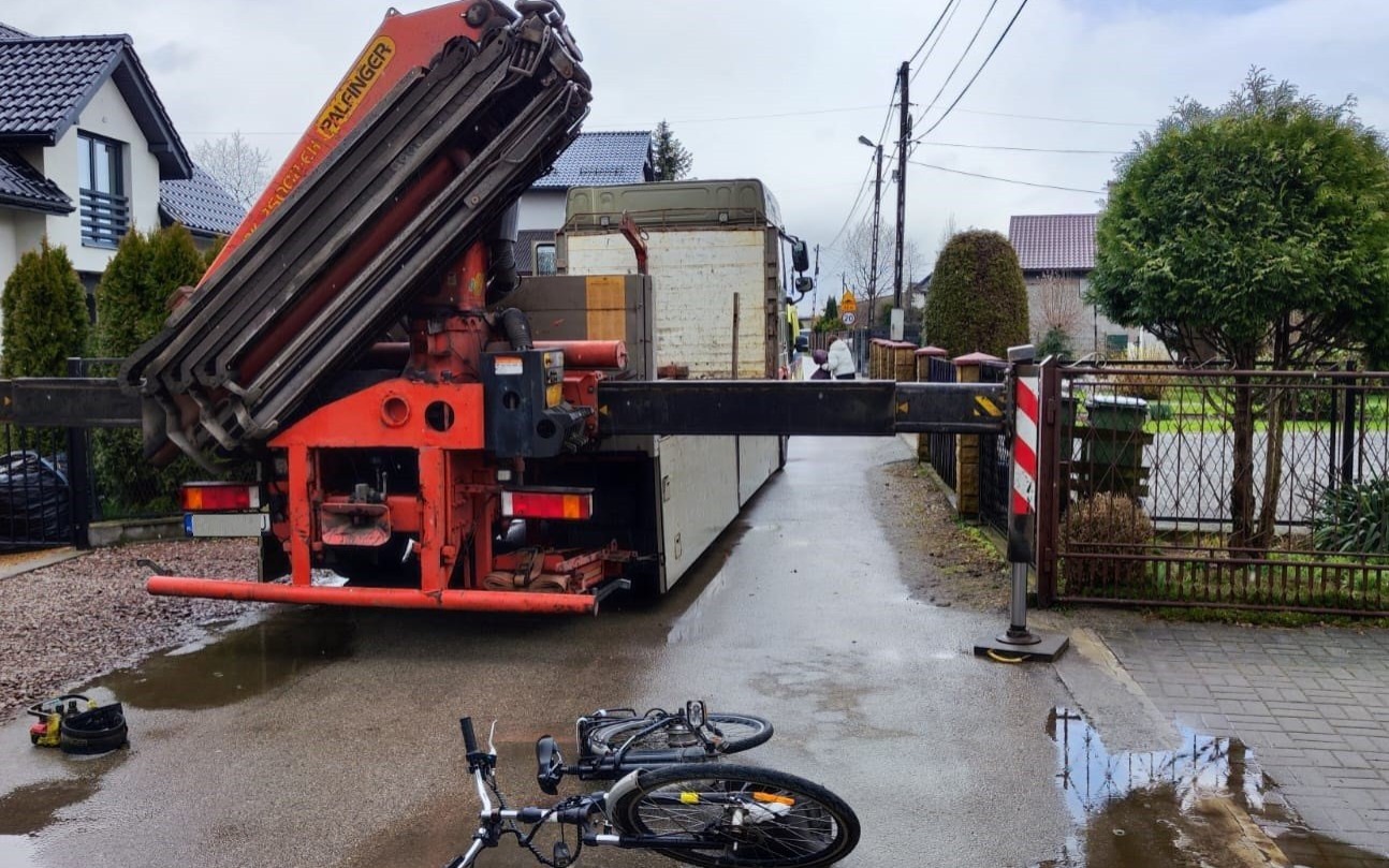 Rowerzystka uderzyła w podporę boczną ciężarówki z HDS 