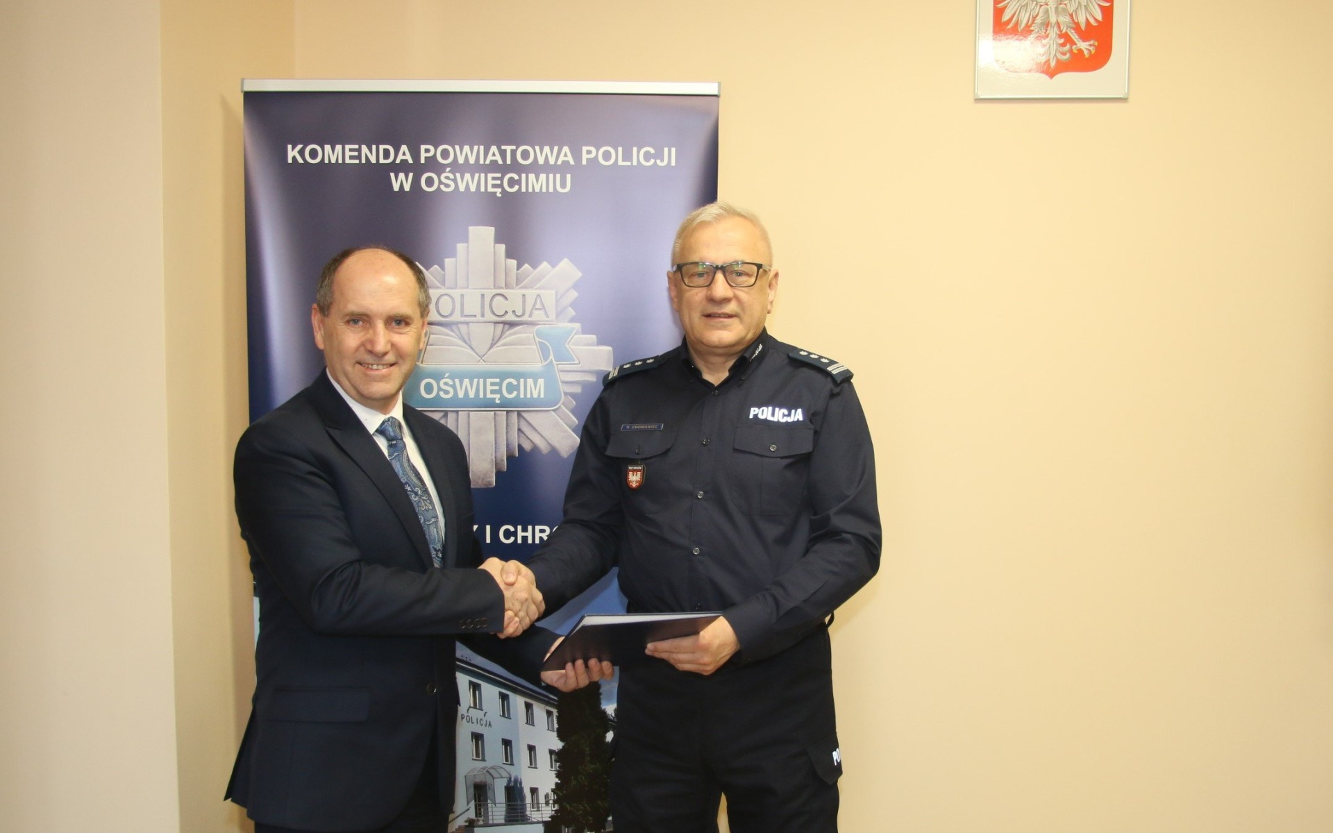 Wójt gminy Oświęcim przekazał środki na dodatkowe służby w gminie Oświęcim oraz dofinansowanie remontów w KPP Oświęcim