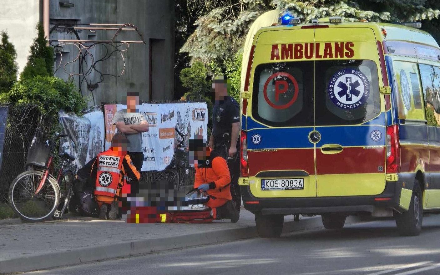 Zasłabnięcie w Brzeszczach. Trwa RKO mężczyzny – FOTO!