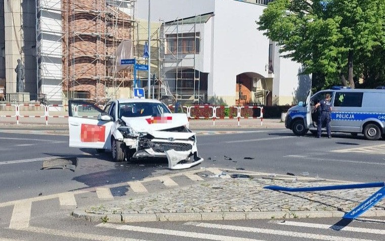 Niebezpieczne zdarzenie drogowe z udziałem samochodu nauki jazdy – FOTO!