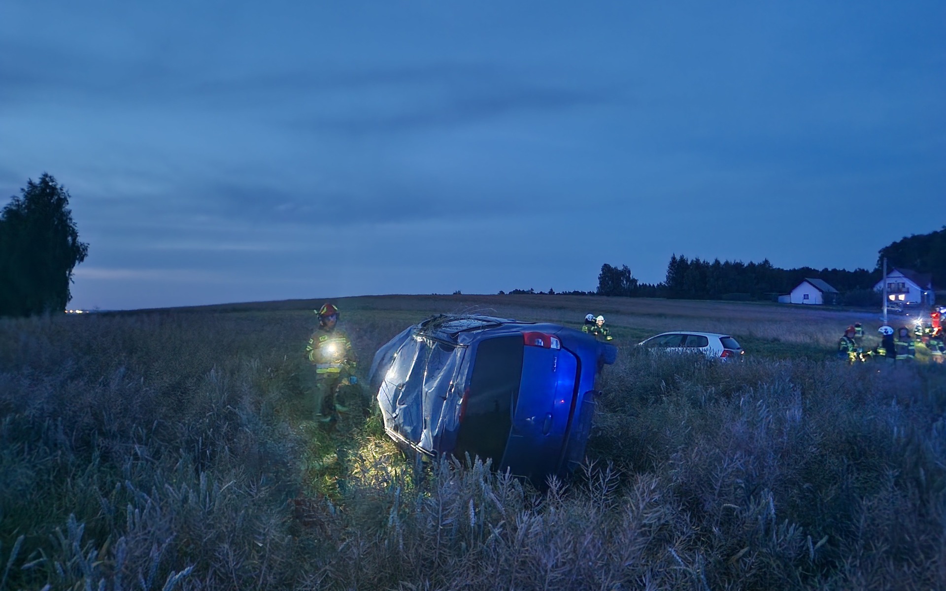 Niebezpieczne dachowanie w Grojcu. Ranny przetransporotowany śmigłowcem LPR do Szpital