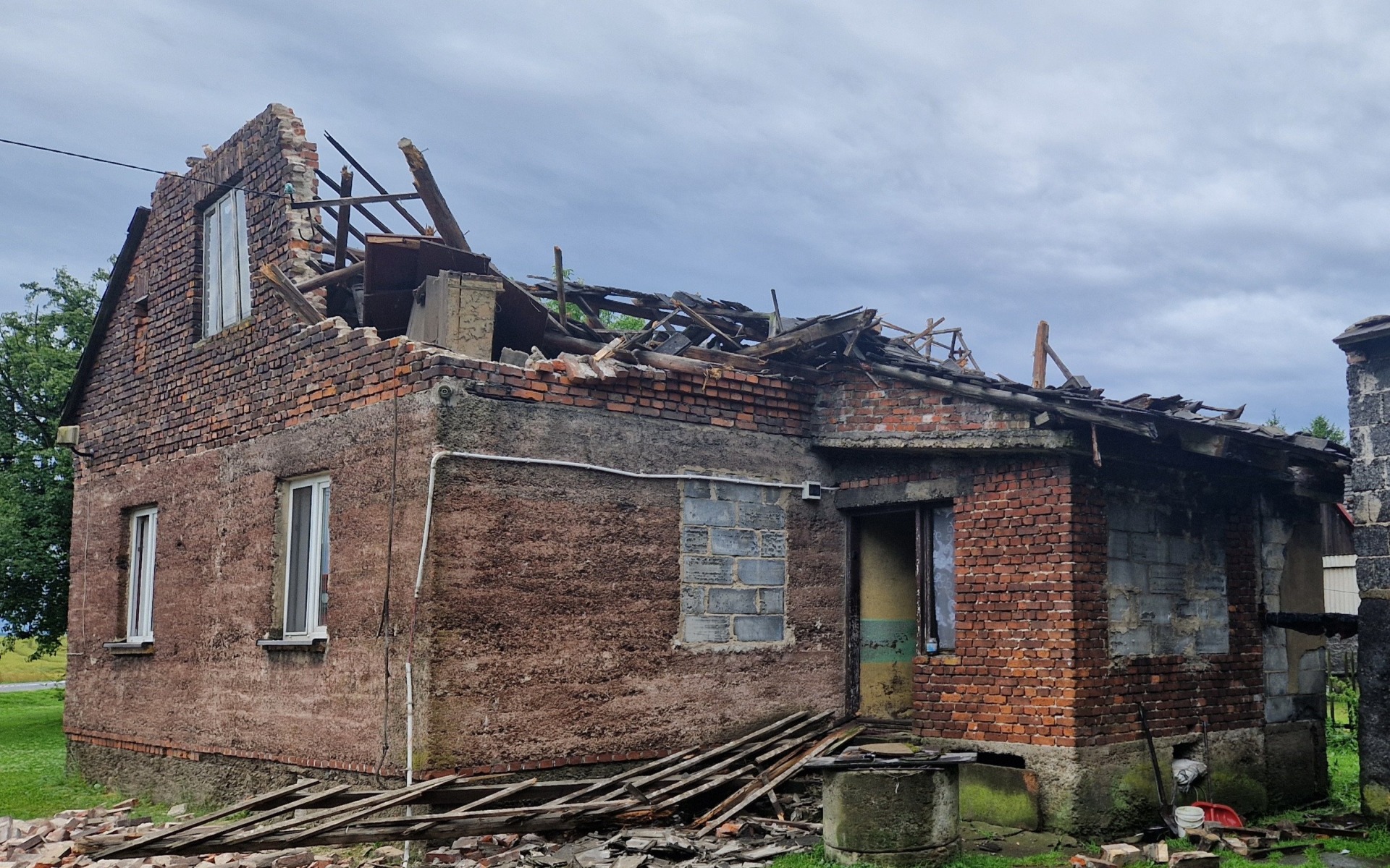 Zawalił sie dach jednego z domów w Przeciszowie – ZDJĘCIA!