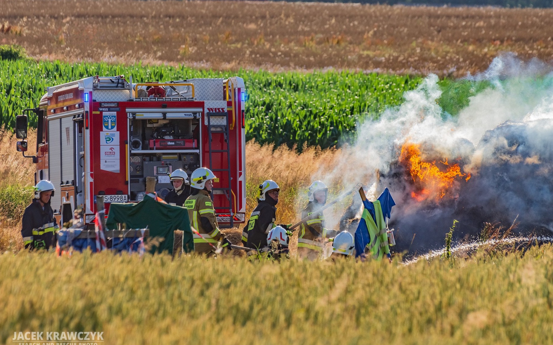 Pożar sterty siana we Włosienicy – ZDJĘCIA, FILM!