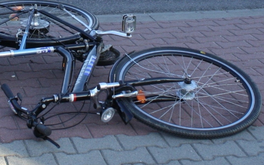 Wypadek drogowy rowerzysty. Poszukiwany kierowca i świadkowie zdarzenia