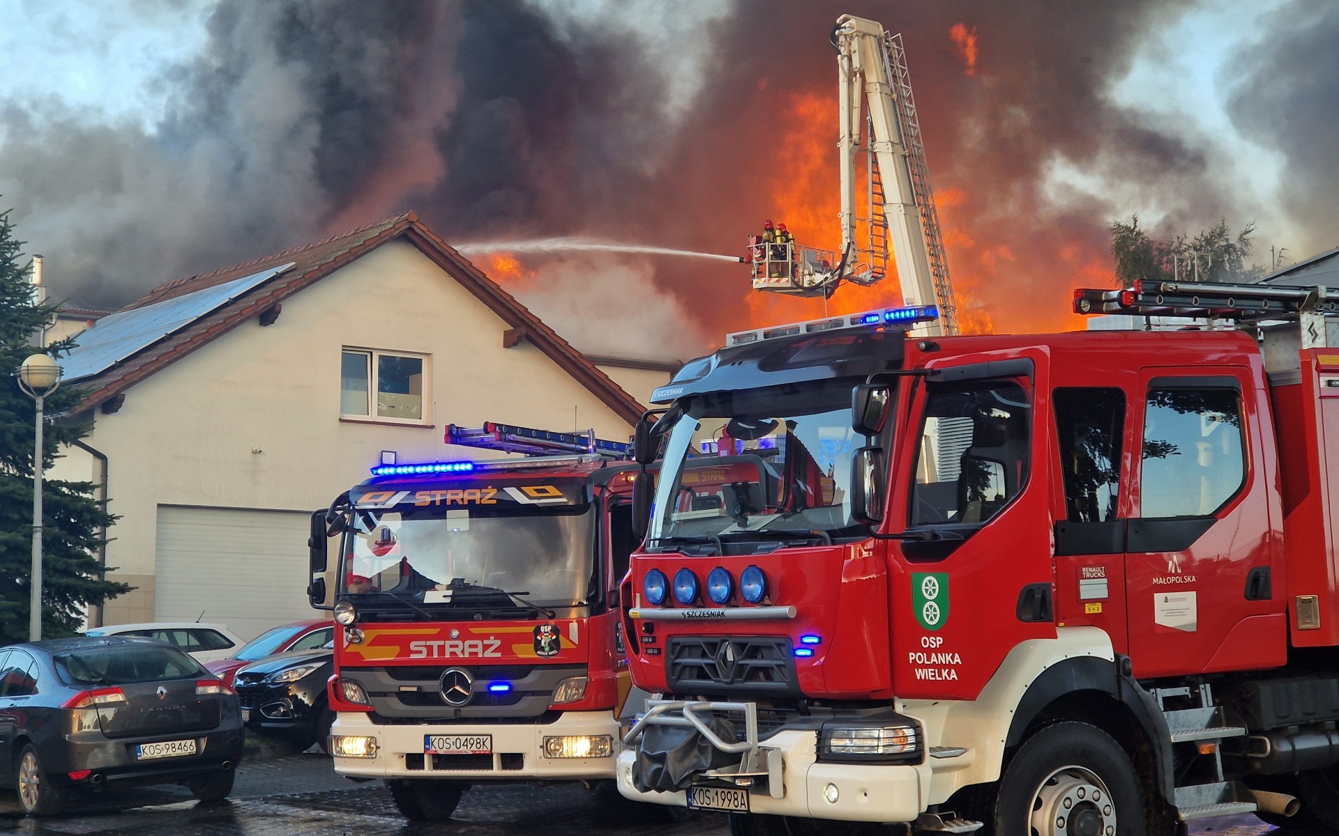 Pożar w firmie aksam. Trwają działania gaśnicze – ZDJĘCIA, FILM!