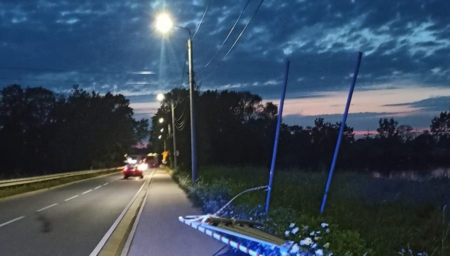 Rowerzysta wjechał w przewrócony znak drogowy