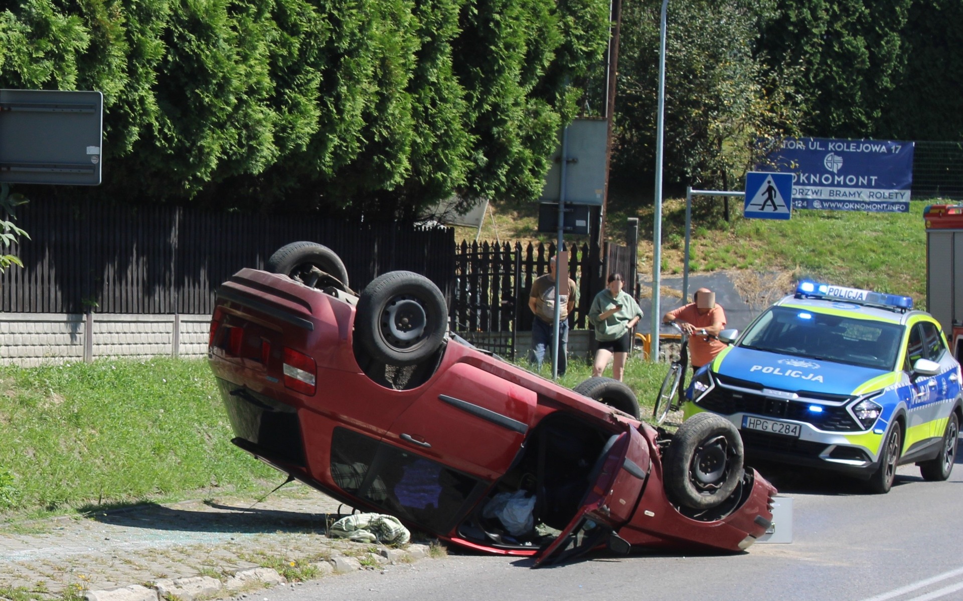 Młoda kobieta zasłabła za kierownicą i dachowała