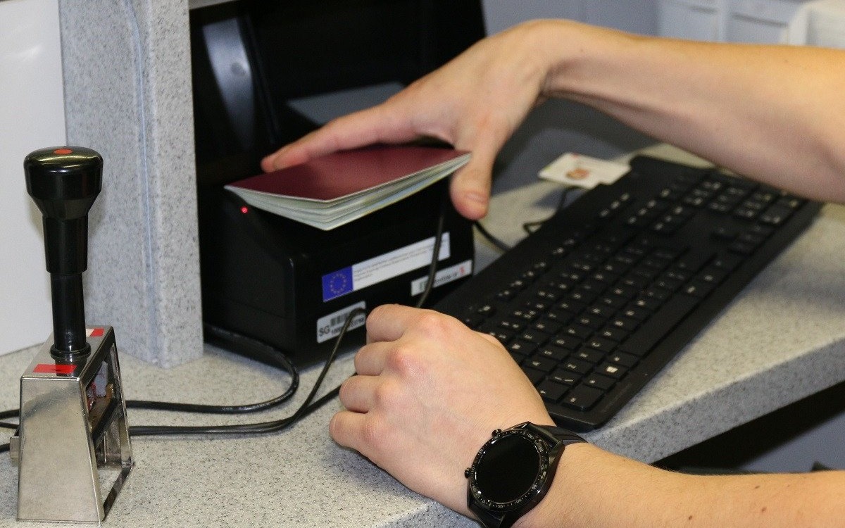 Poszukiwany mieszkaniec powiatu oświęcimskiego zatrzymany na lotnisku