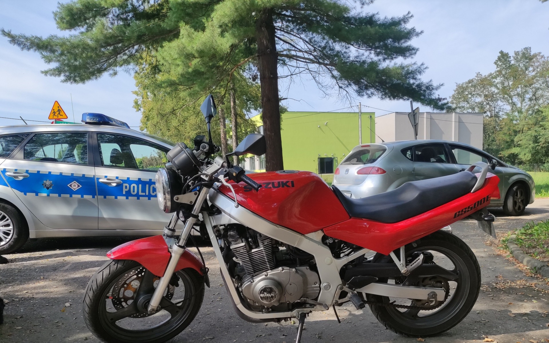 Akcja „Bezpieczna droga do szkoły”. W Porębie Wielkiej przy Szkole, zatrzymano dwóch nietrzeźwych kierowców