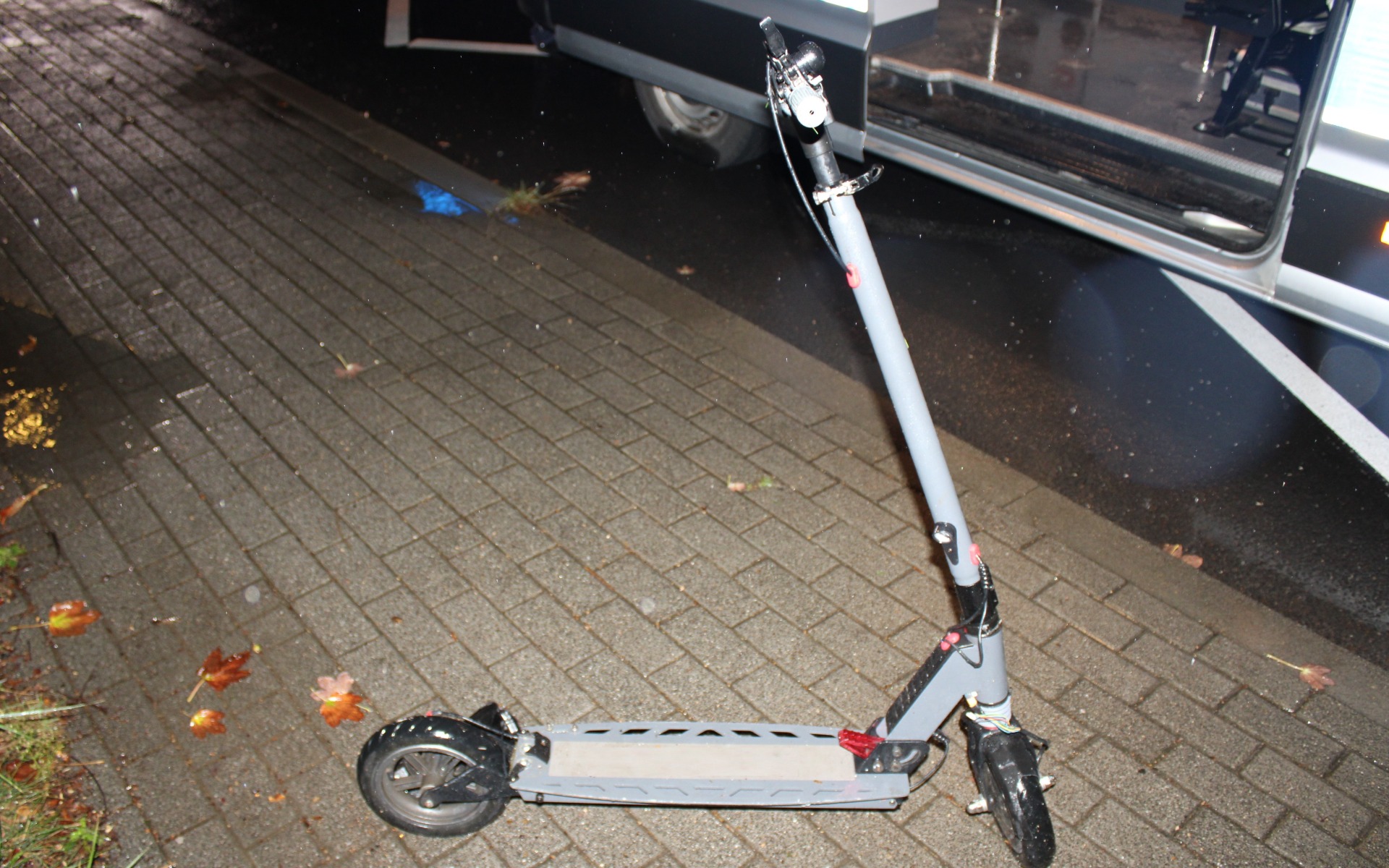 Dwie nieletnie potrącone jadąc na jednej hulajnodze