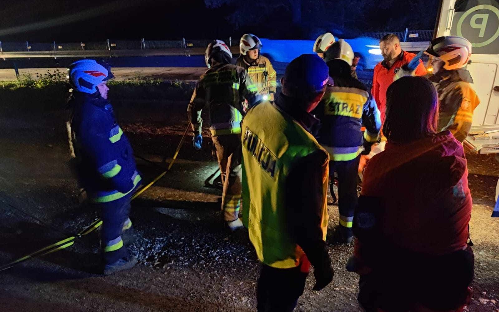 Wpadł do przydrożnego rowu i utkwił w błocie popowodziowym