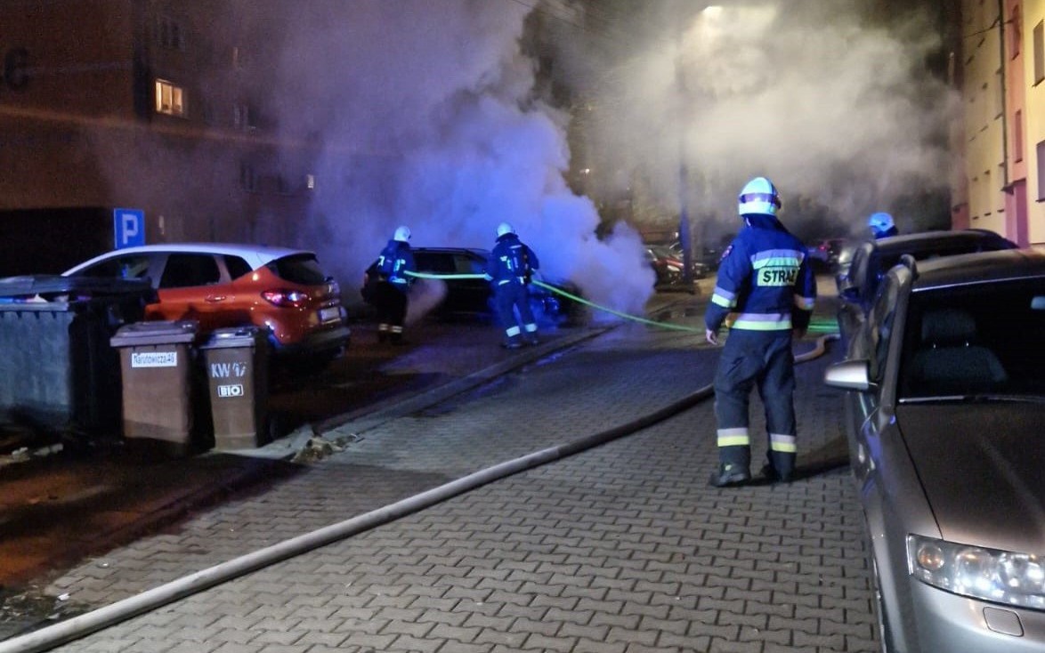 Pożar samochodu osobowego na parkingu w Brzeszczach – FOTO!