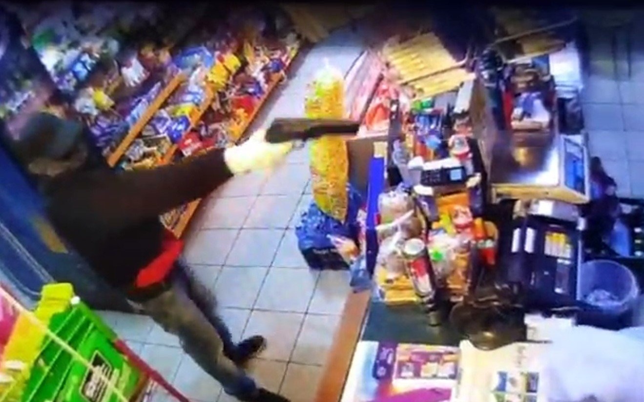 Napad na sklep. Sprawcy rozboju osadzeni w areszcie śledczym