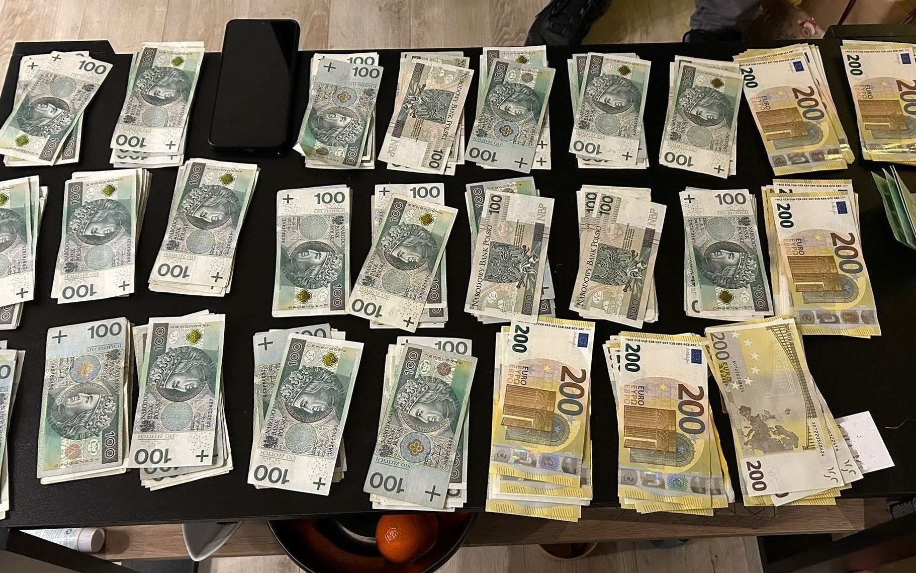 Policjanci zatrzymali włamywacza i odzyskali dużą część skradzionych pieniędzy