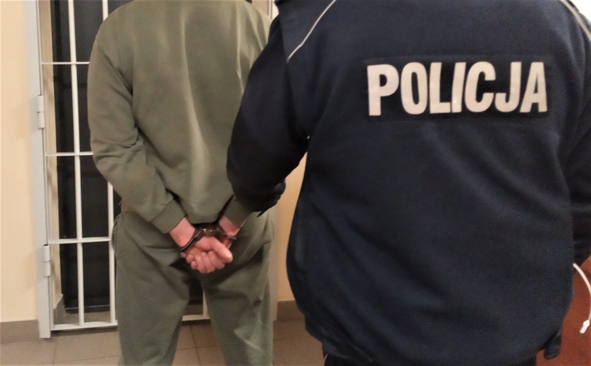 Policyjny i prokuratorski nakaz opuszczenia miejsca zamieszkania dla podejrzanego o znęcanie nad żoną