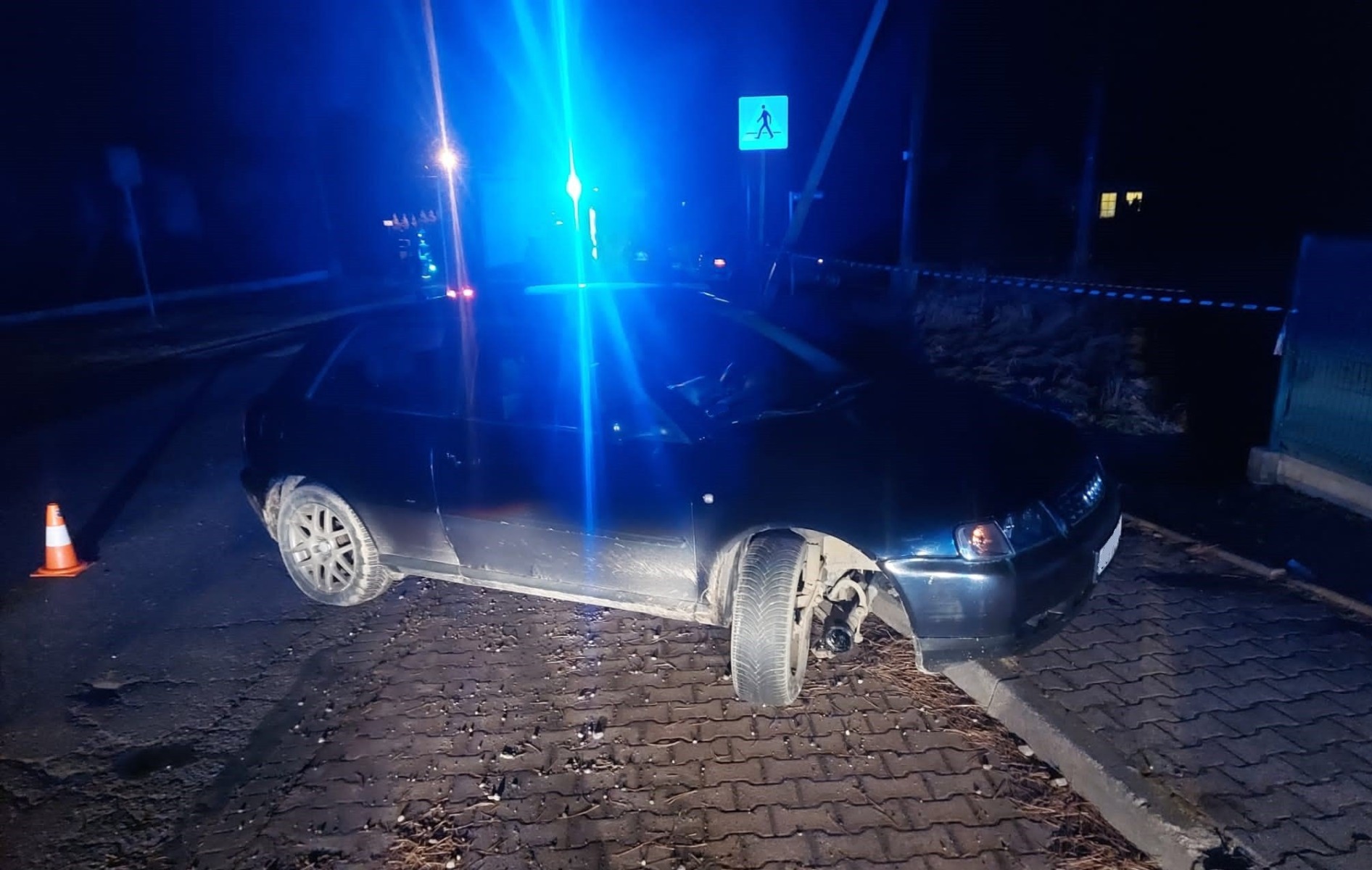 Samochód wypadł z jezdni i uderzył w latarnię